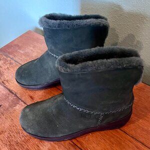 Fitflop women's Mukluk Shorty III Racing Green Suede Bootie size 8